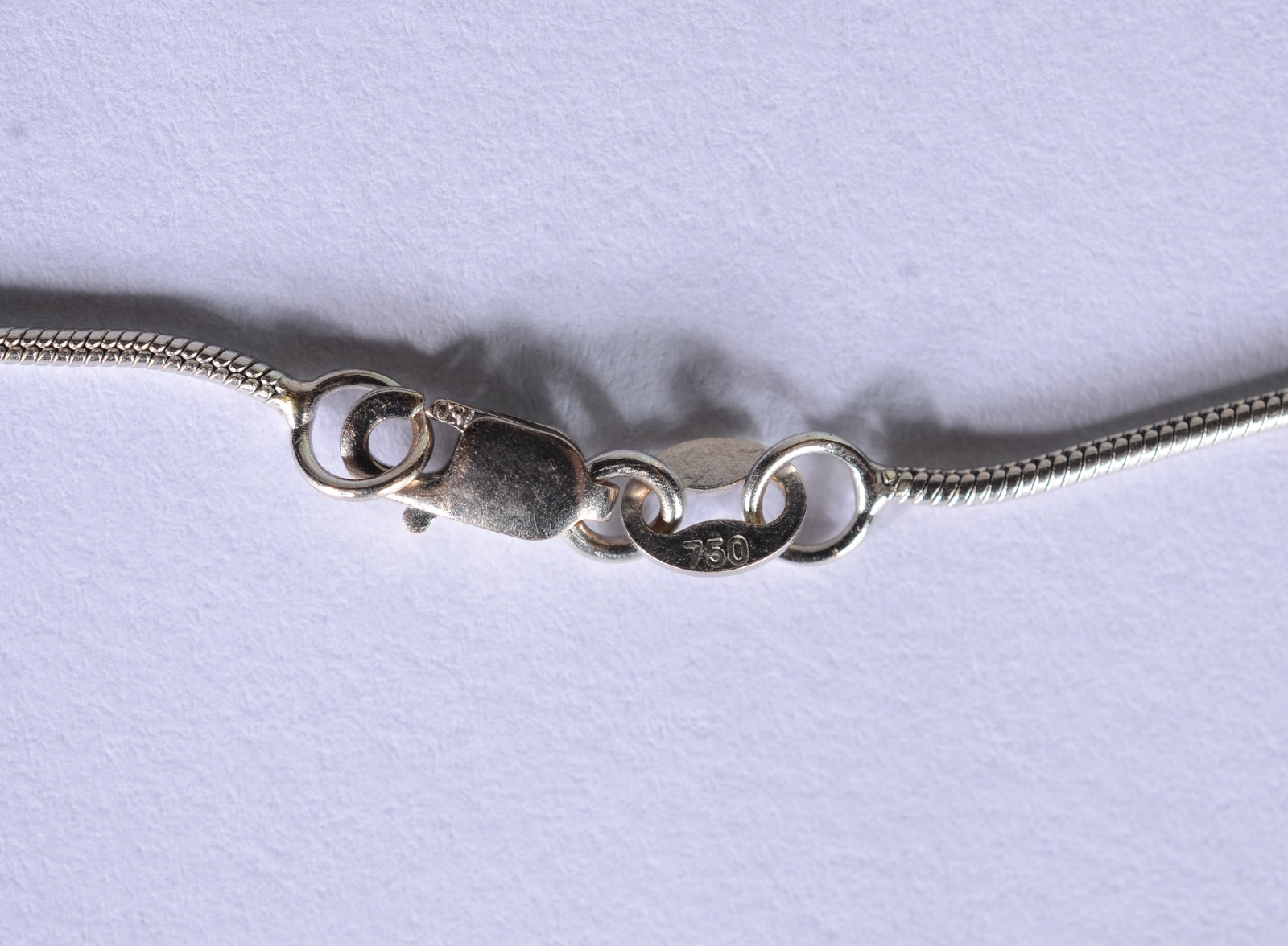 Colar de ouro branco "rabo de rato" com pendente cravejado com mini... - foto 5 de 6