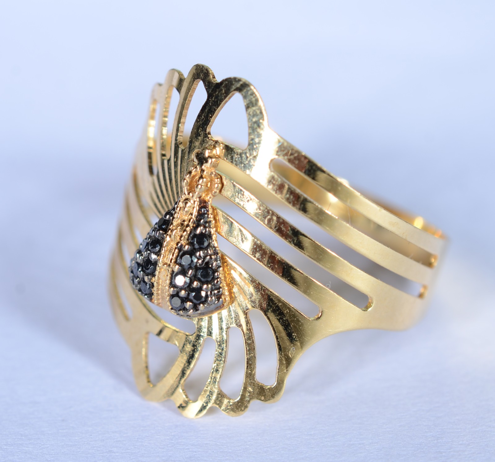 Anel de ouro 18 k., contraste 750 mls, pendente de Nossa Senhora com... - foto 2 de 7