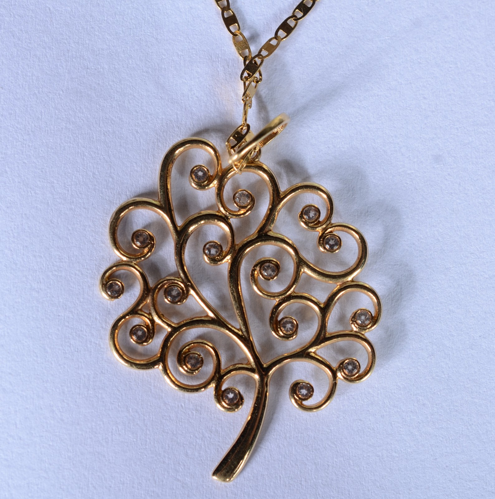 Colar de ouro 18 k., contraste 750 mls com pendente da árvore da... - foto 1 de 8