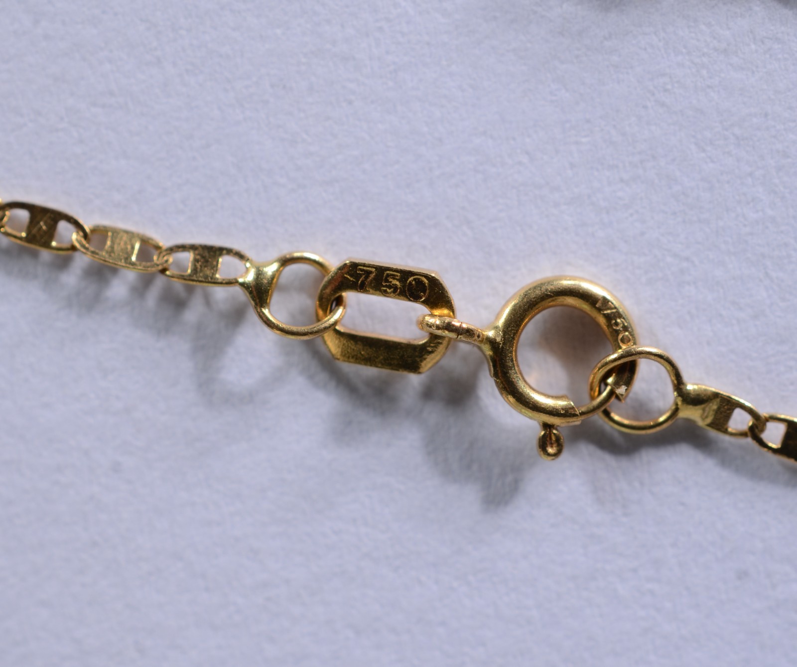 Colar de ouro 18 k., contraste 750 mls com pendente da árvore da... - foto 5 de 8
