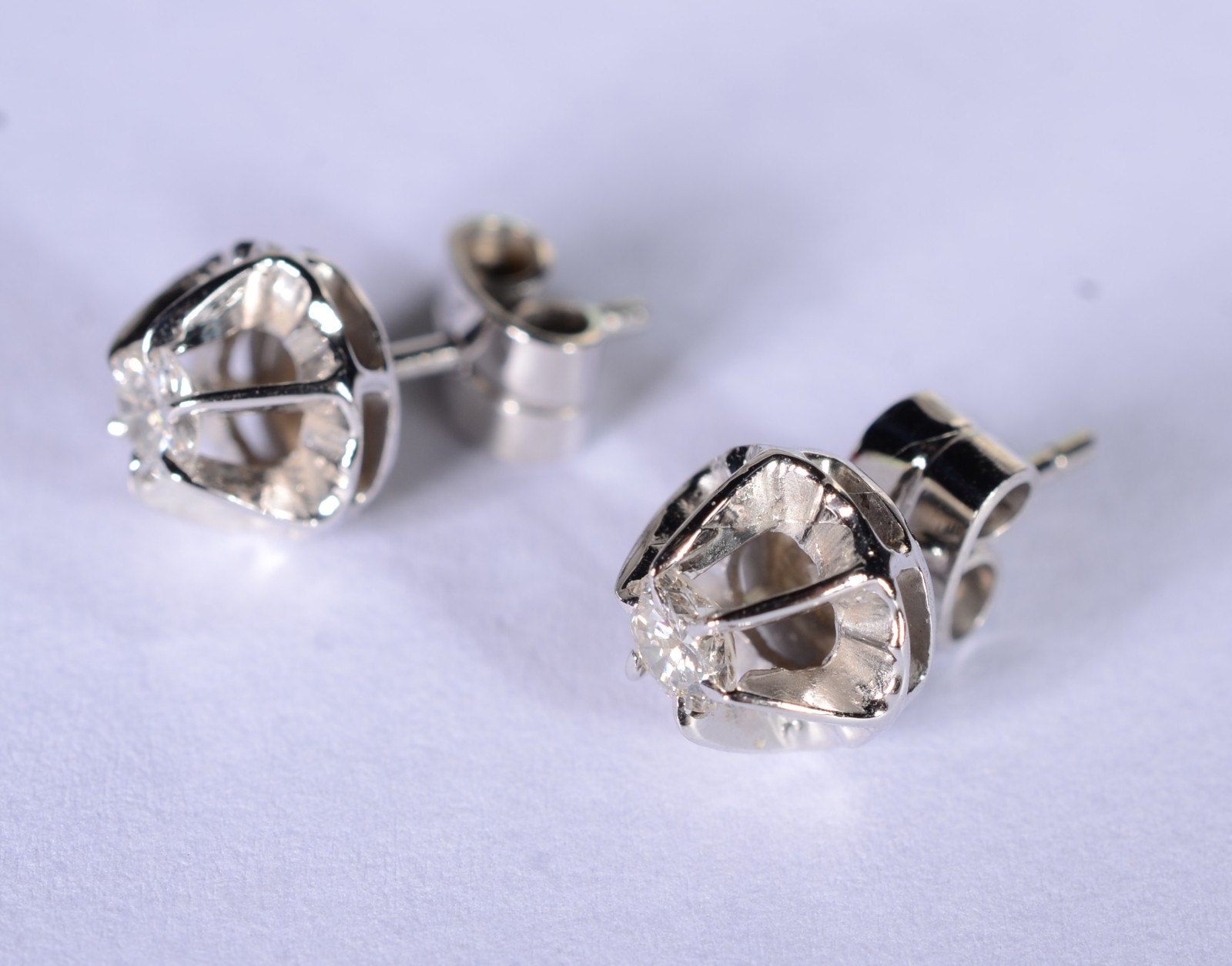 Par de brincos de ouro branco com 2 brilhantes de 0,20 ct cada, total... - foto 1 de 4
