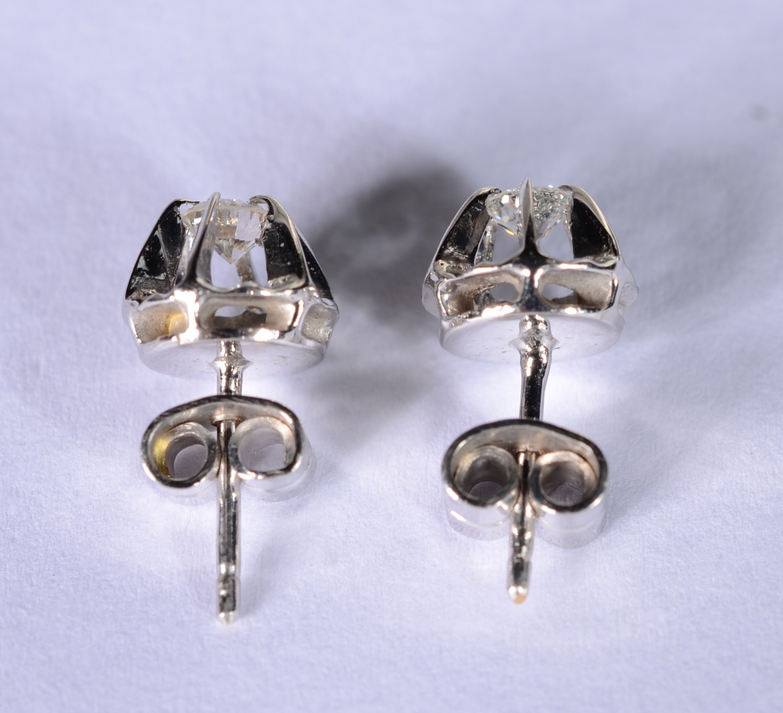 Par de brincos de ouro branco com 2 brilhantes de 0,20 ct cada, total... - foto 2 de 4
