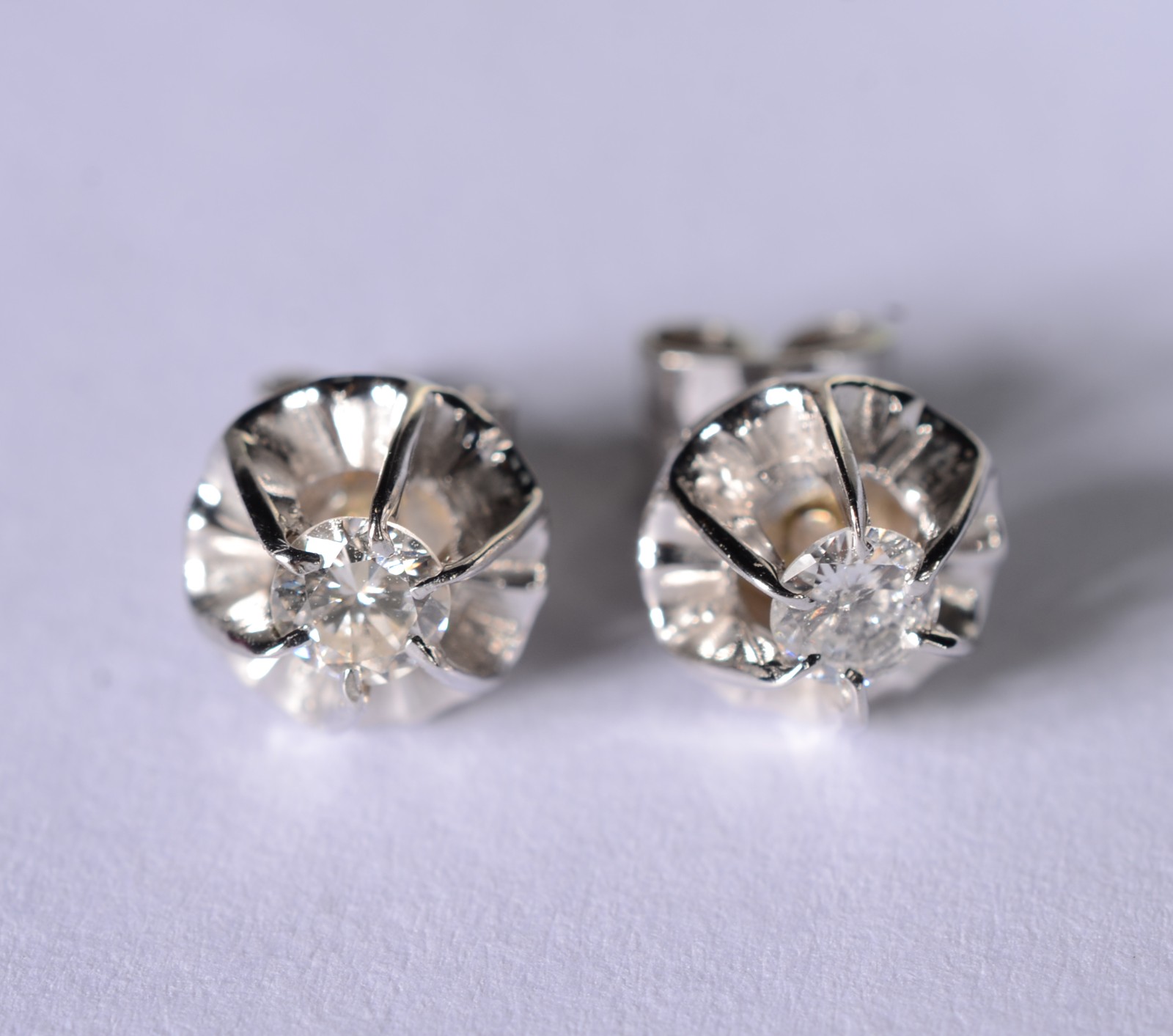 Par de brincos de ouro branco com 2 brilhantes de 0,20 ct cada, total... - foto 3 de 4