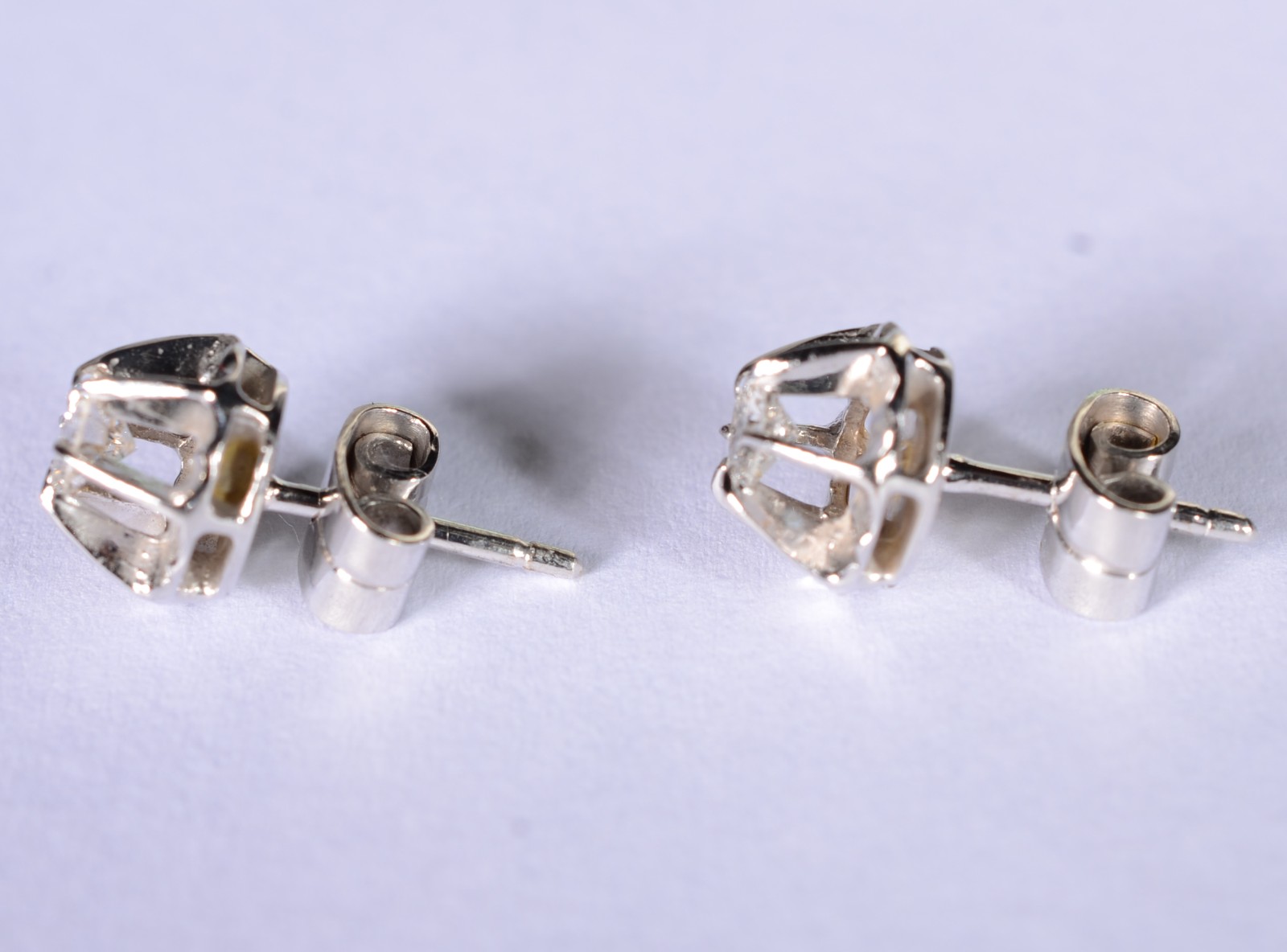 Par de brincos de ouro branco com 2 brilhantes de 0,20 ct cada, total... - foto 4 de 4