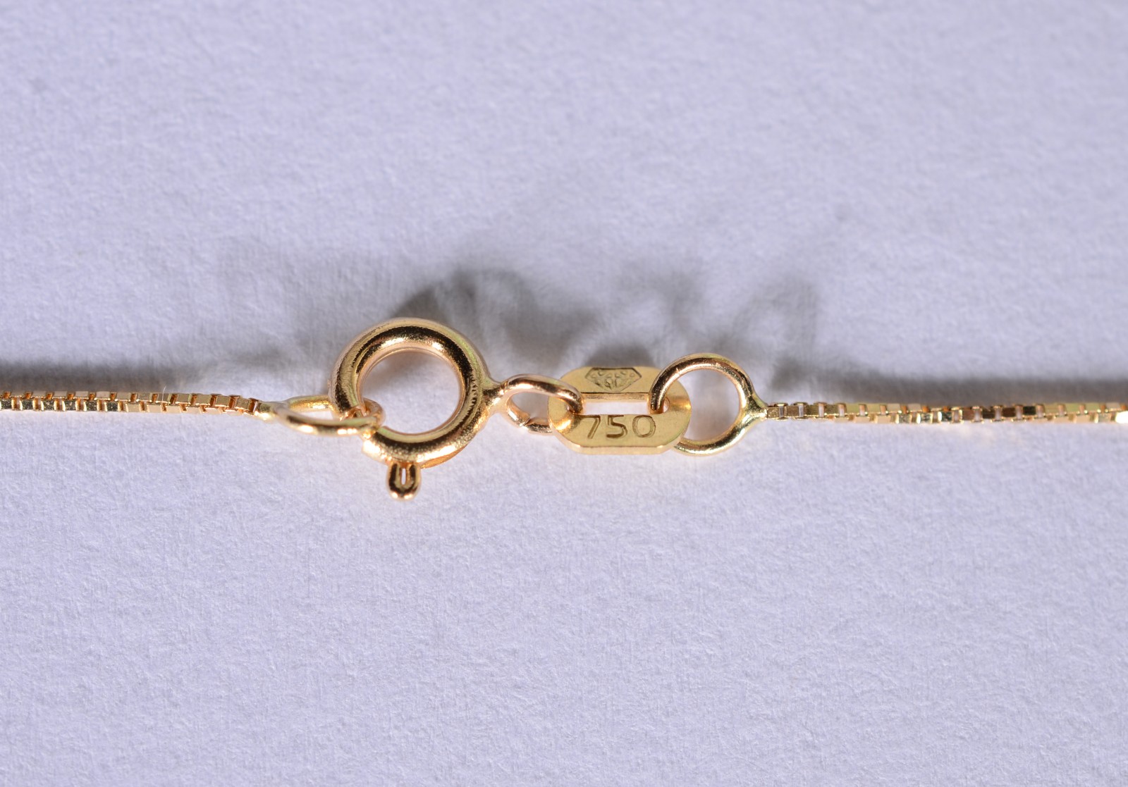 Colar de ouro 18 k., contraste 750 mls com pendente de árvore. (Por... - foto 4 de 5