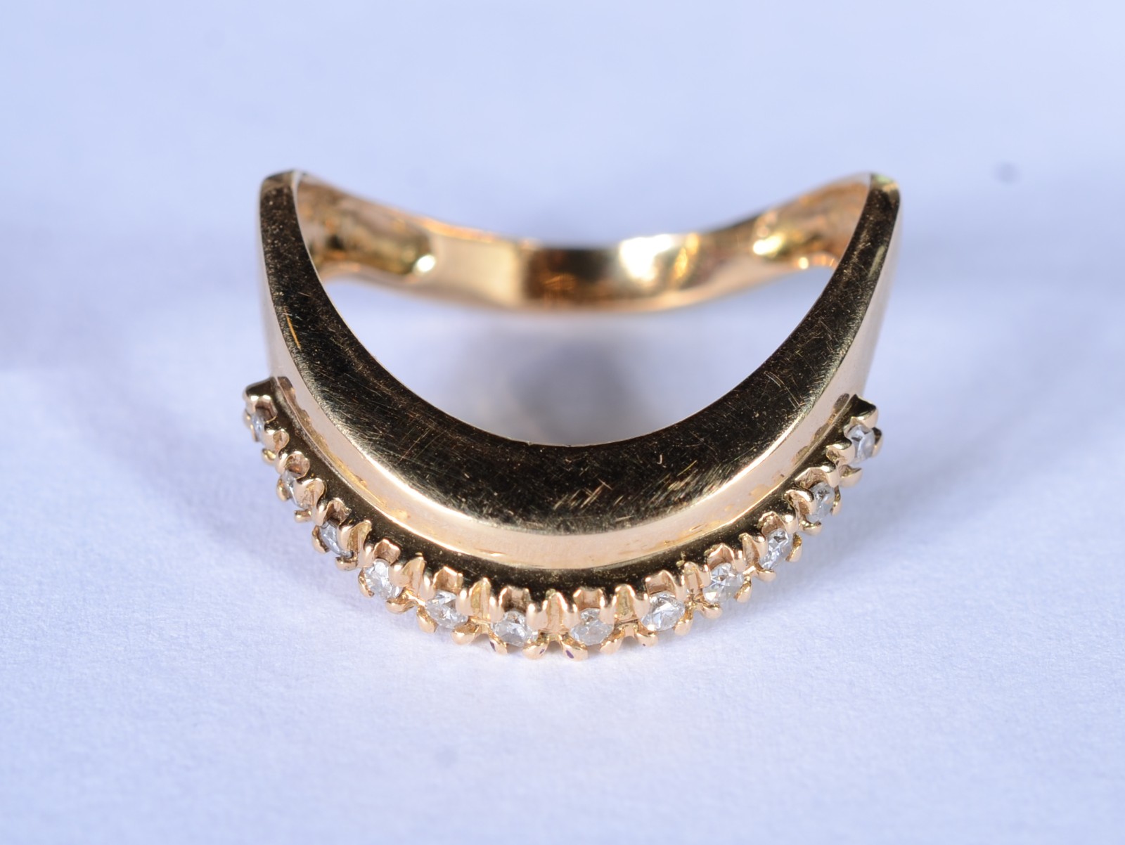 Anel de ouro 18 k., contraste 750 mls cravejado com brilhantes, aro... - foto 2 de 5