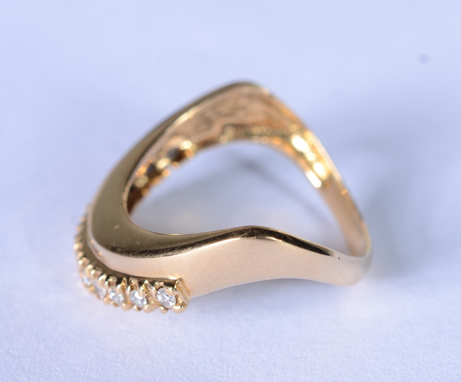 Anel de ouro 18 k., contraste 750 mls cravejado com brilhantes, aro... - foto 3 de 5