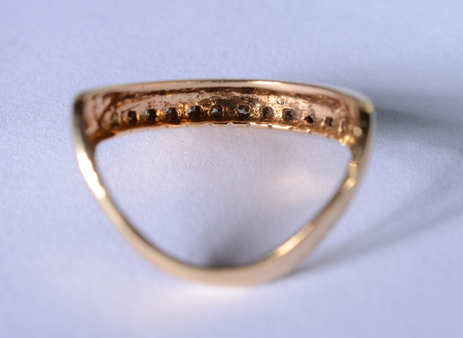 Anel de ouro 18 k., contraste 750 mls cravejado com brilhantes, aro... - foto 4 de 5