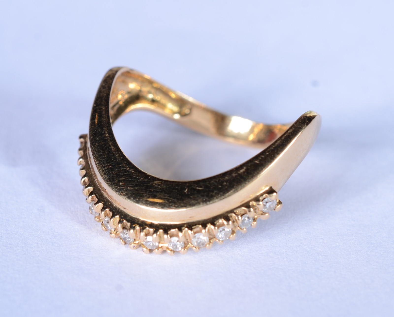 Anel de ouro 18 k., contraste 750 mls cravejado com brilhantes, aro... - foto 1 de 5