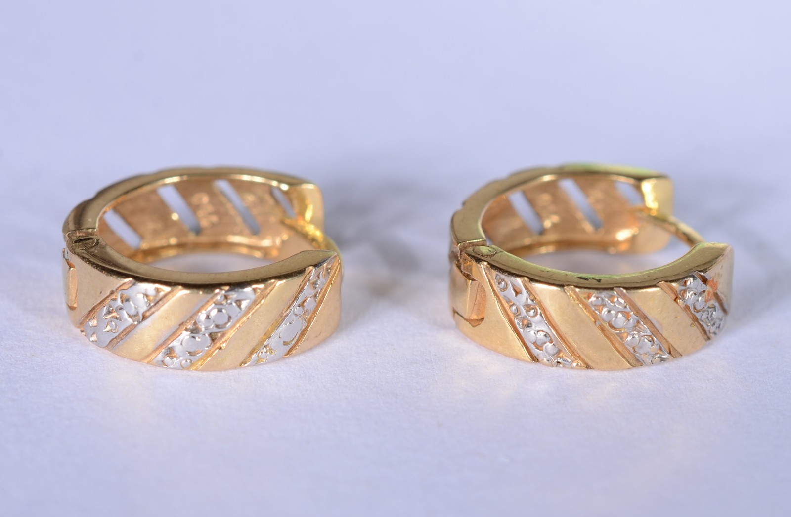 Par de brincos "argolas" de ouro 18 k., contraste 750 mls. (Por... - foto 1 de 4