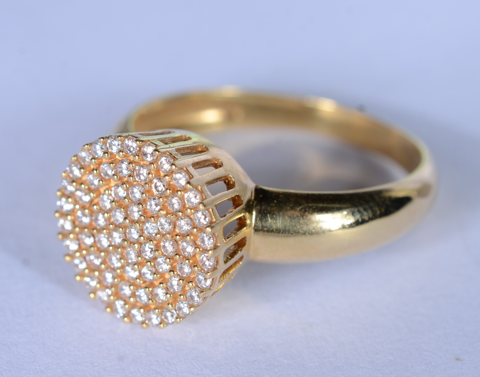Anel feitio chuveiro de ouro 18 k., cravejado com safiras brancas... - foto 1 de 6