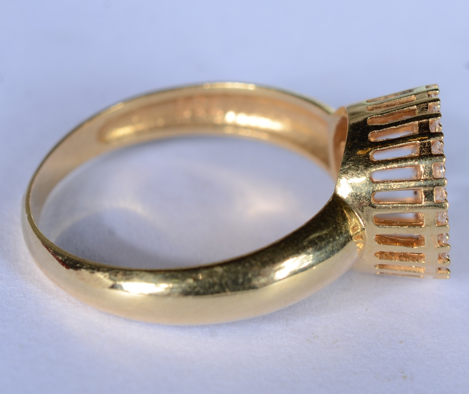 Anel feitio chuveiro de ouro 18 k., cravejado com safiras brancas... - foto 3 de 6