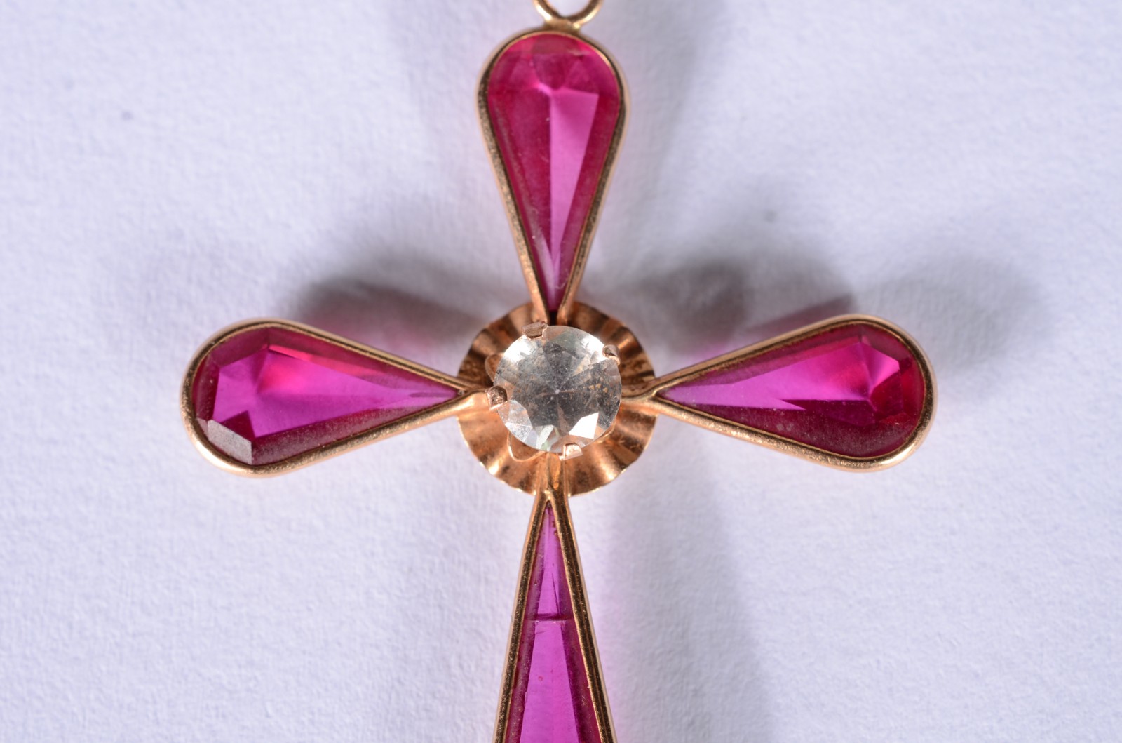 Colar de ouro 18 k., com pendente feitio cruz com rubiltas e safiras... - foto 2 de 6