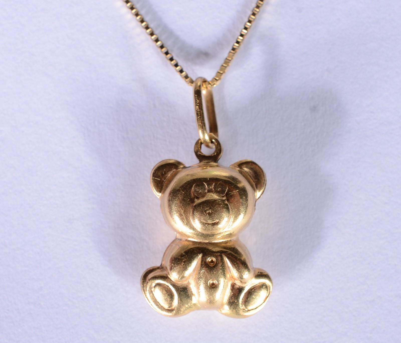 Colar de ouro 18 k., contraste 750 mls com pendente. (Por motivos de... - foto 1 de 5
