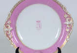 Prato de porcelana branca com brazão central,  ... - Prato de porcelana branca com brazão central,  borda na cor rosa, pasta em relevo com realces dourados, marca no verso "COPELAND".