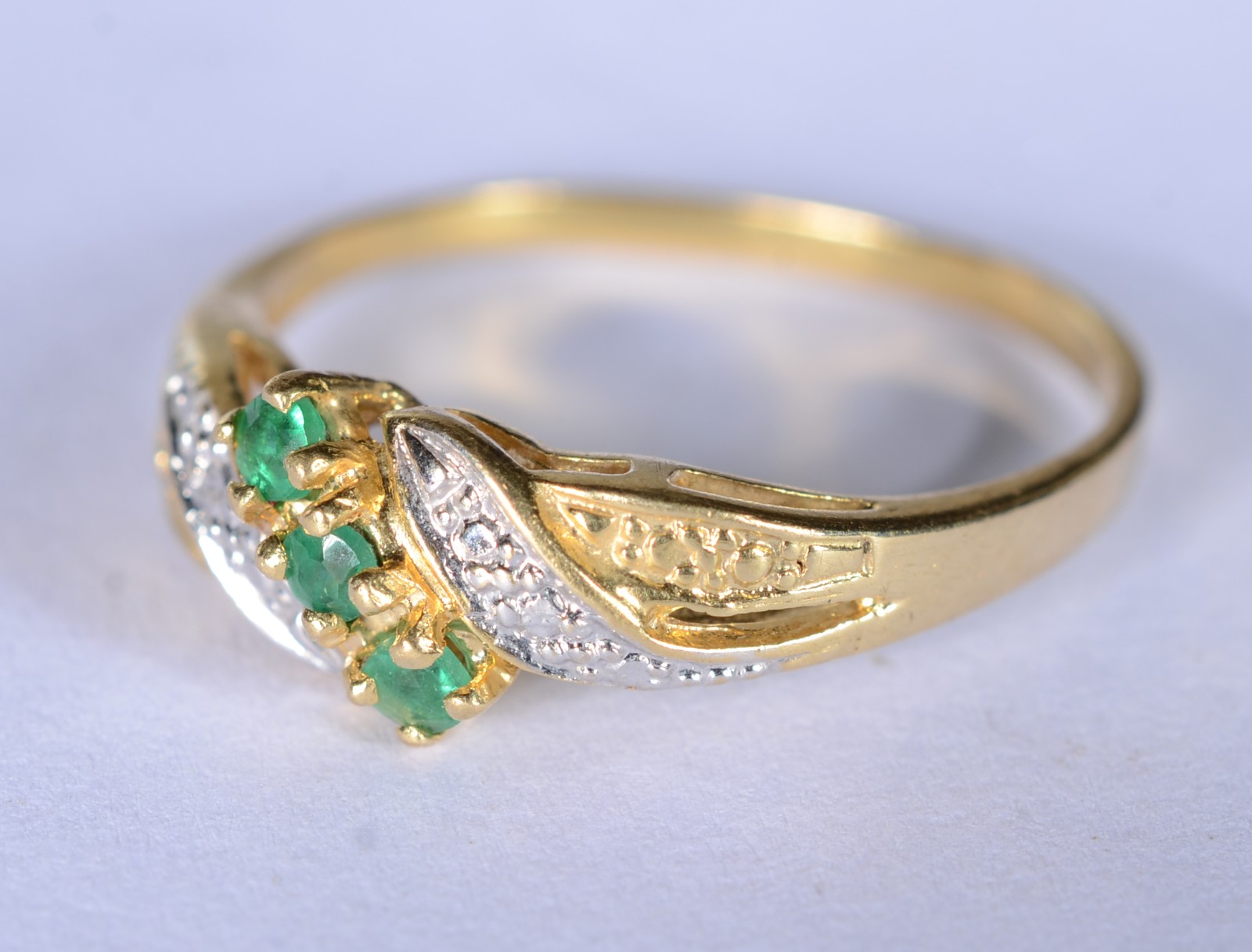 Anel de ouro 18k., contraste 750 mls com esmeraldas, aro 16. (Por... - foto 1 de 7