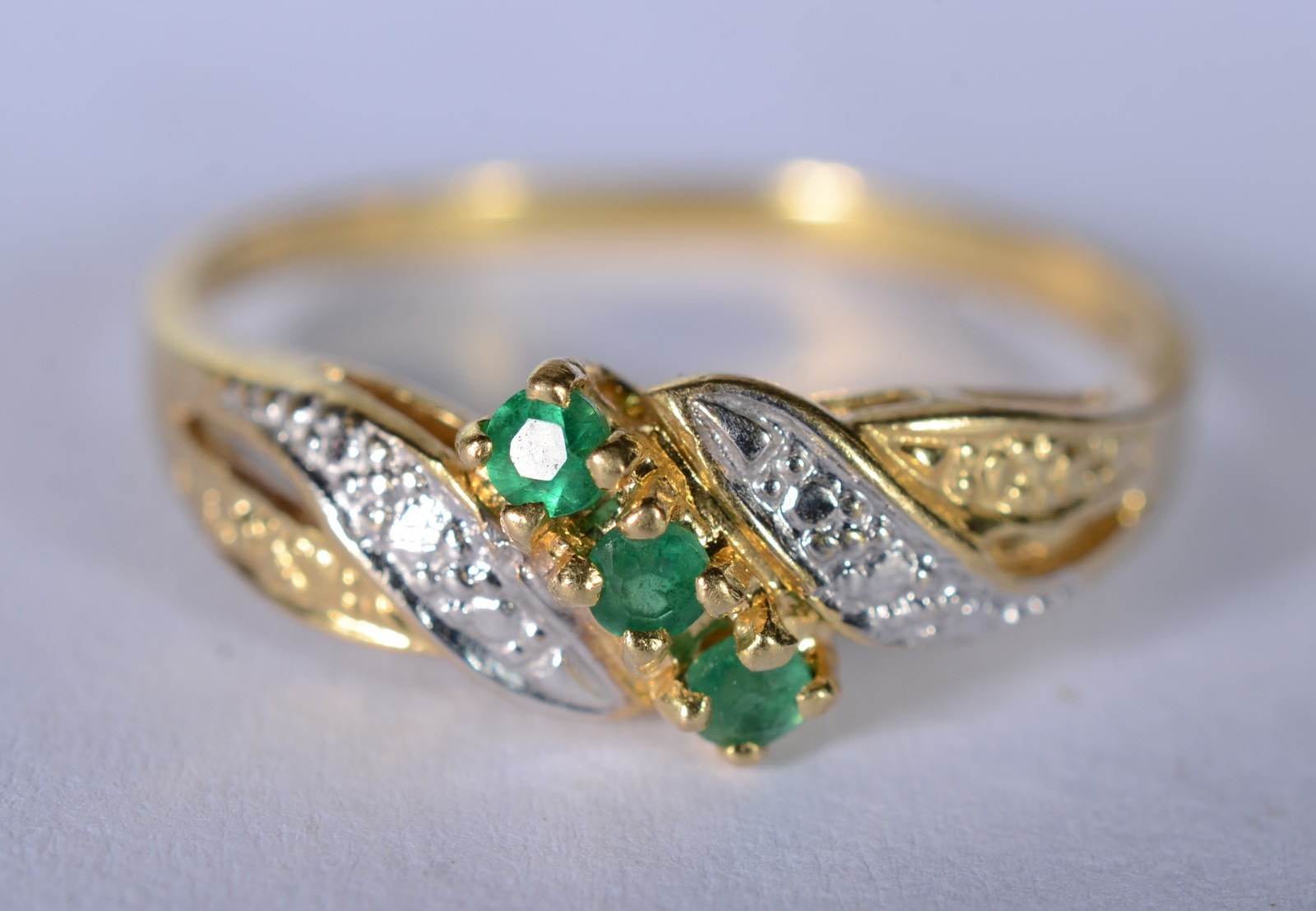 Anel de ouro 18k., contraste 750 mls com esmeraldas, aro 16. (Por... - foto 2 de 7
