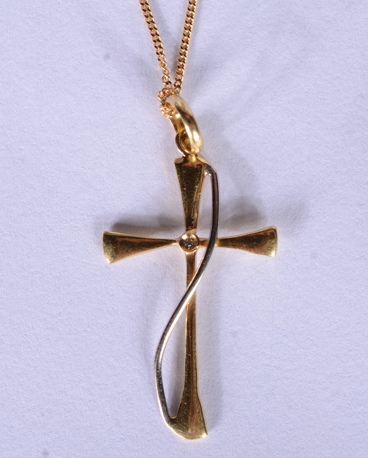 Colar de ouro 18 k., contraste 750 mls com crucifixo. (Por motivos de... - foto 1 de 5
