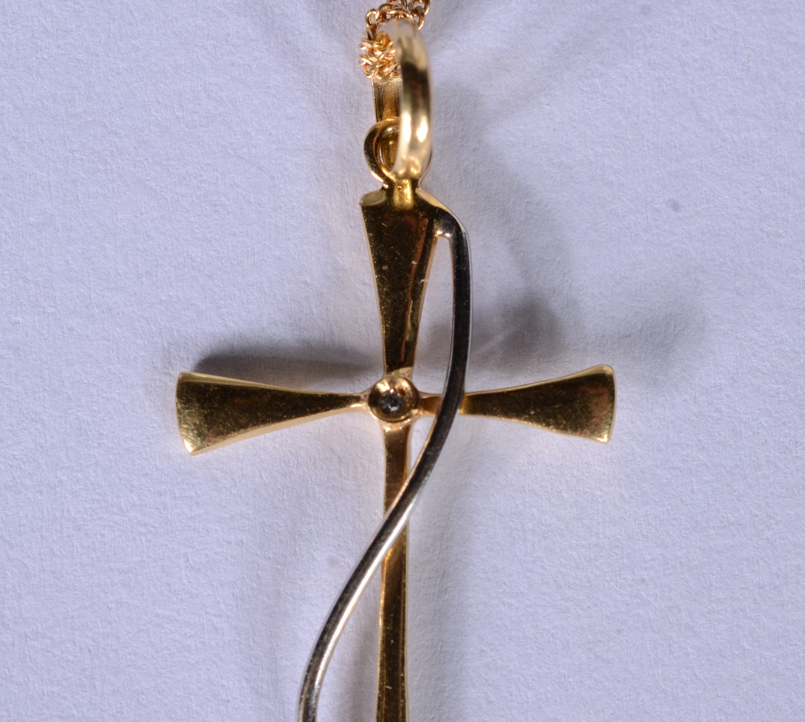 Colar de ouro 18 k., contraste 750 mls com crucifixo. (Por motivos de... - foto 2 de 5
