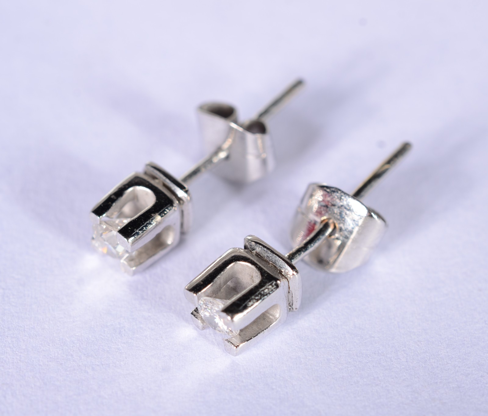 Par de brincos de ouro branco com 2 brilhantes de 0,20 ct, total 0,40... - foto 1 de 4