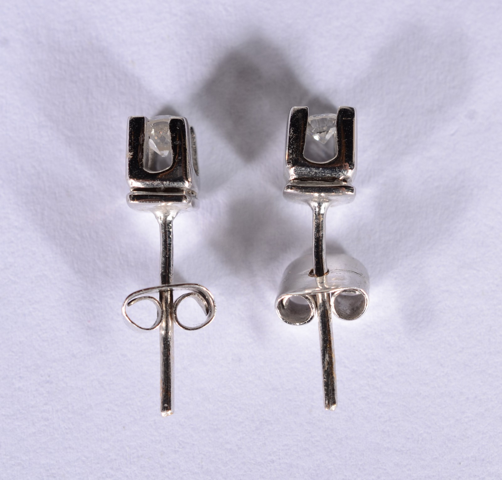Par de brincos de ouro branco com 2 brilhantes de 0,20 ct, total 0,40... - foto 2 de 4