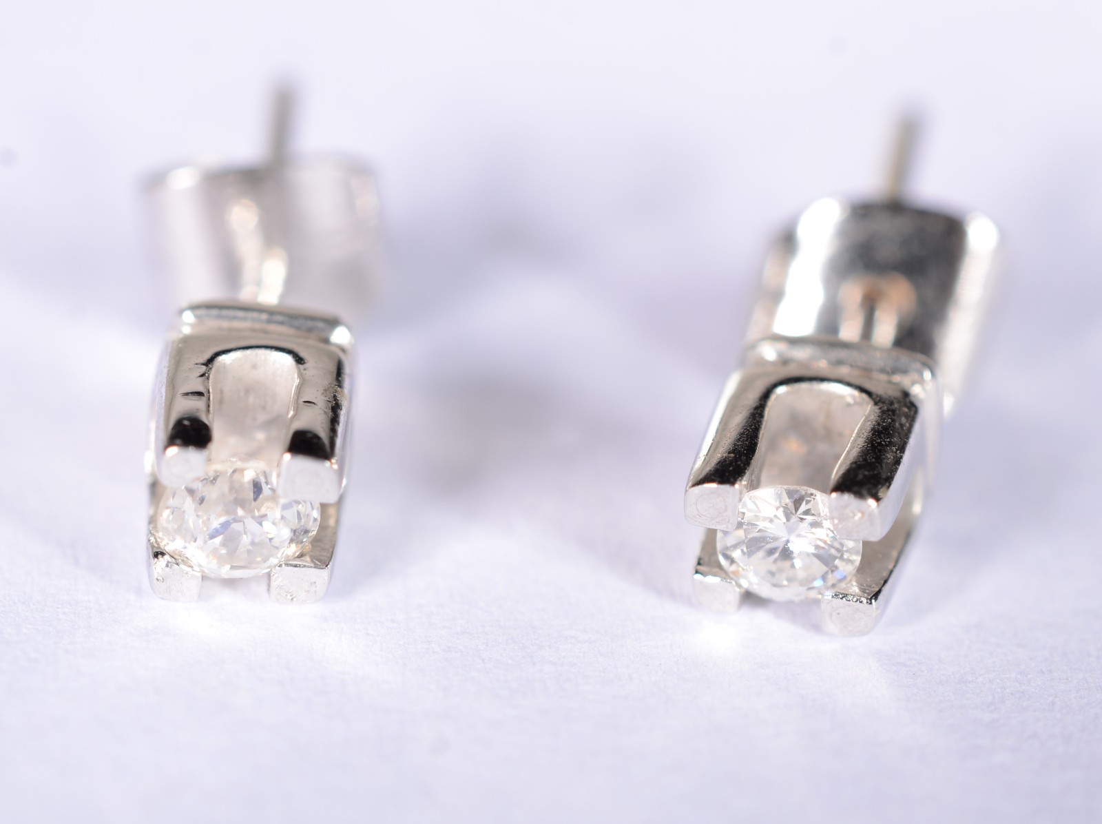 Par de brincos de ouro branco com 2 brilhantes de 0,20 ct, total 0,40... - foto 3 de 4