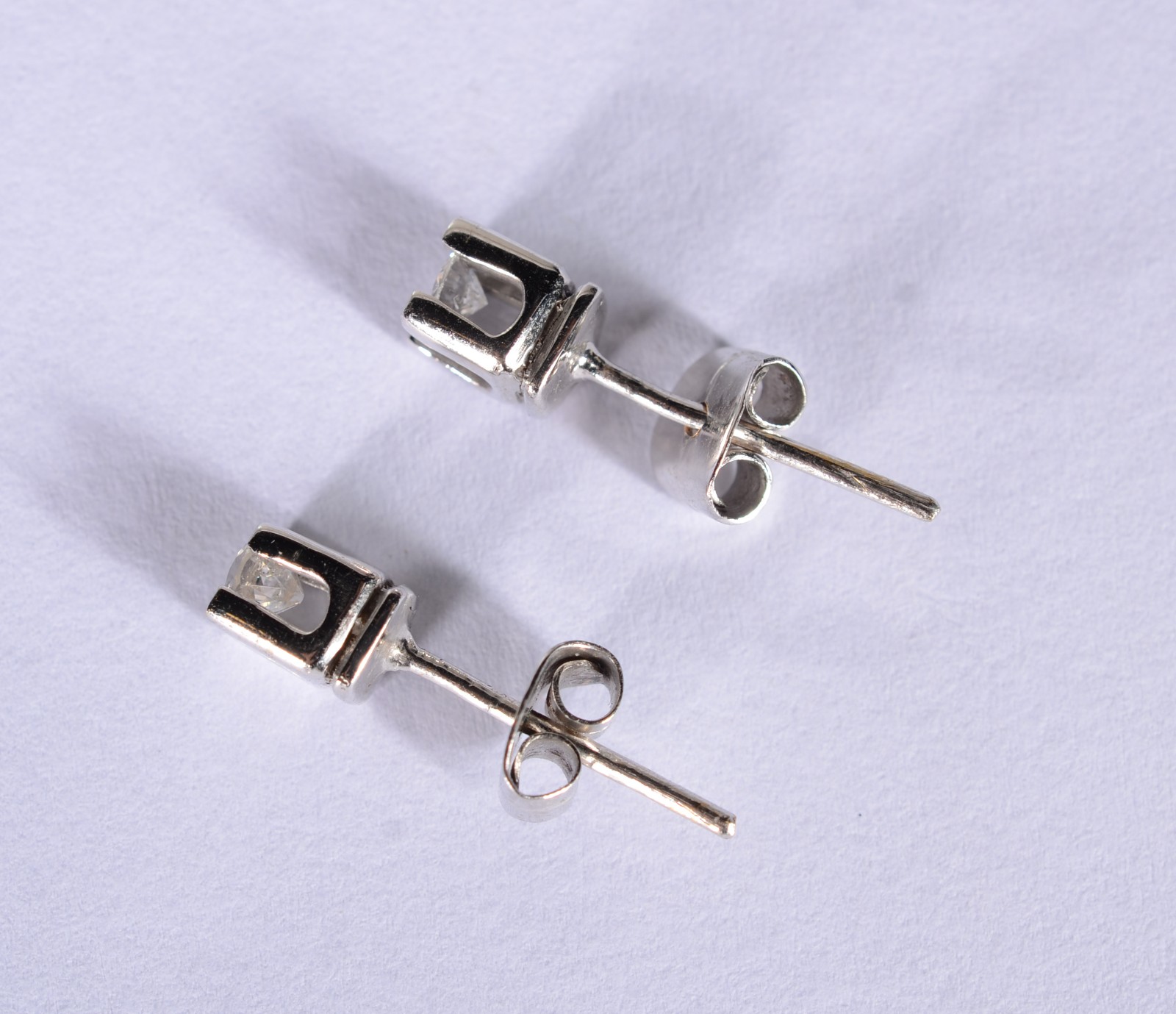 Par de brincos de ouro branco com 2 brilhantes de 0,20 ct, total 0,40... - foto 4 de 4