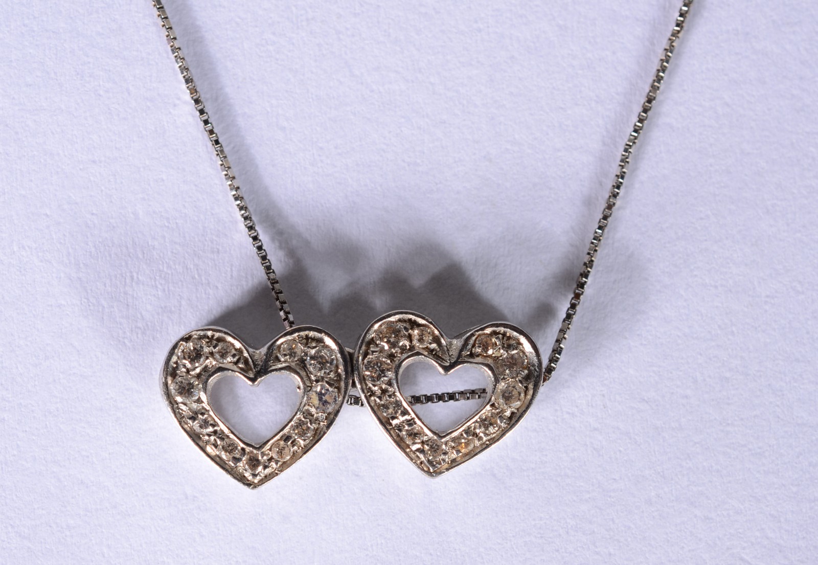 Colar de ouro branco com 2 corações cravejado de brilhantes. (Por... - foto 1 de 7