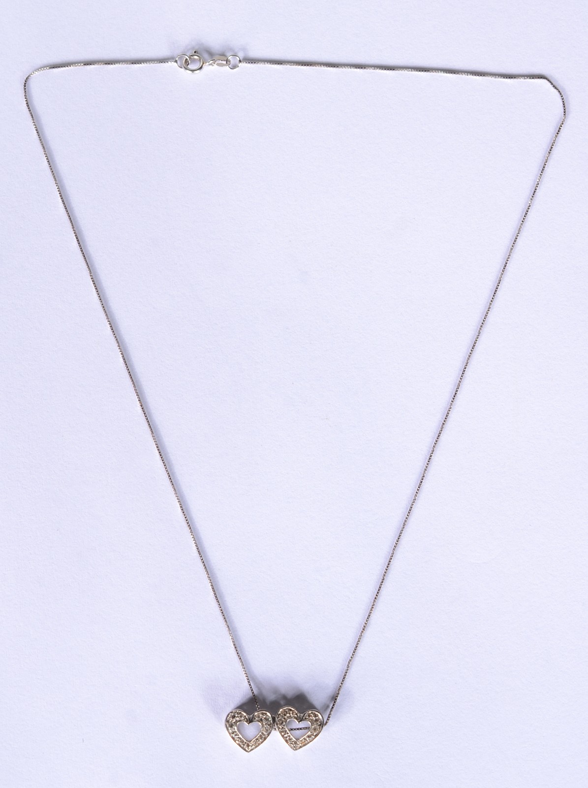Colar de ouro branco com 2 corações cravejado de brilhantes. (Por... - foto 2 de 7