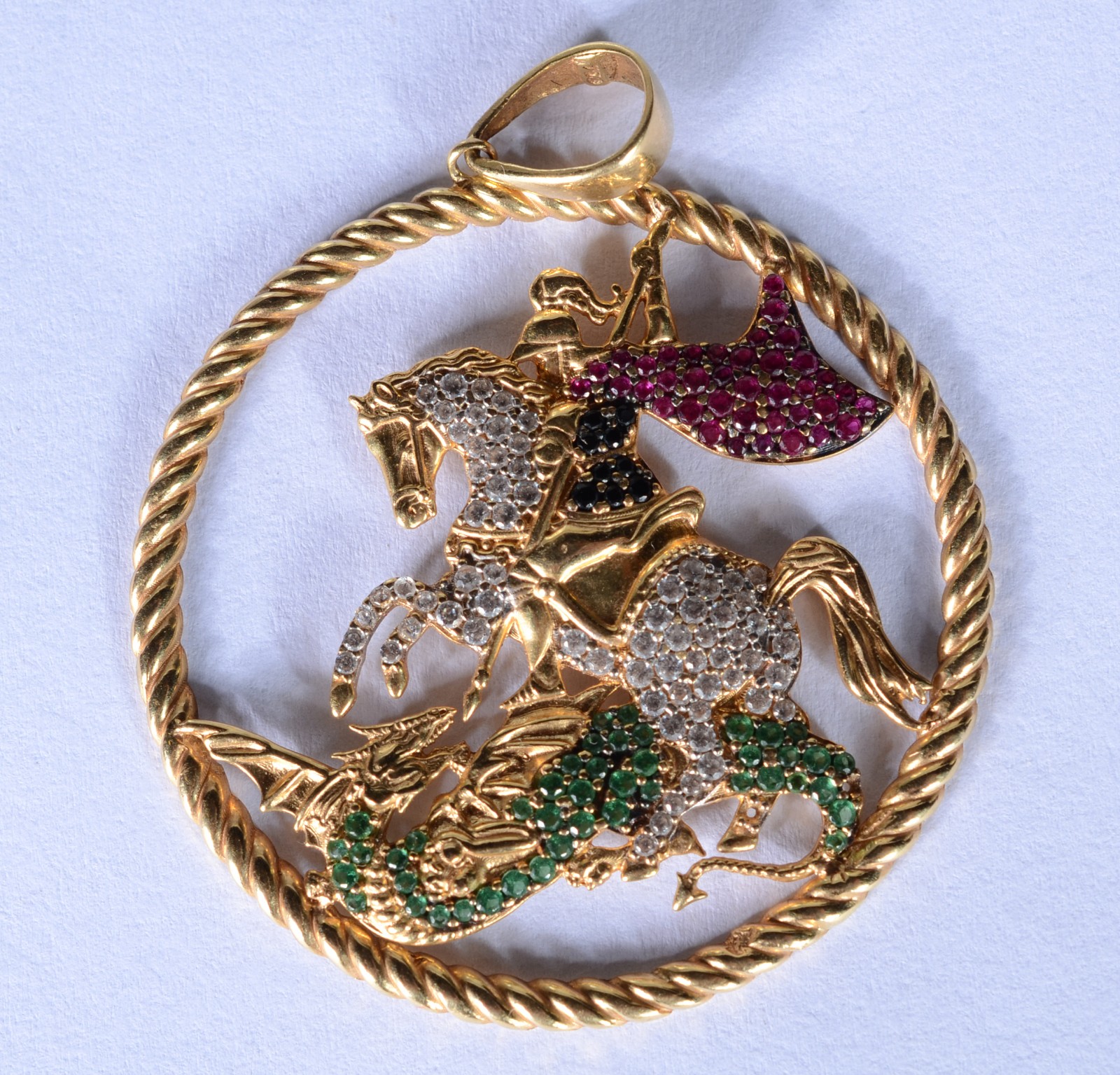 Pendente de São Jorge de ouro 18 k., contraste 750 mls cravejado com... - foto 1 de 6