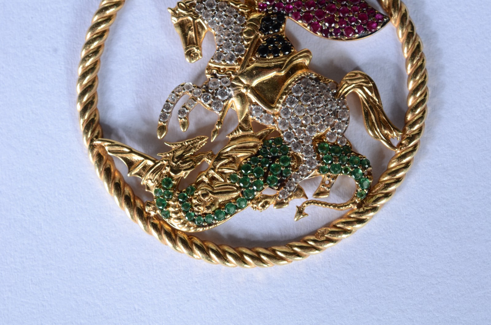 Pendente de São Jorge de ouro 18 k., contraste 750 mls cravejado com... - foto 2 de 6