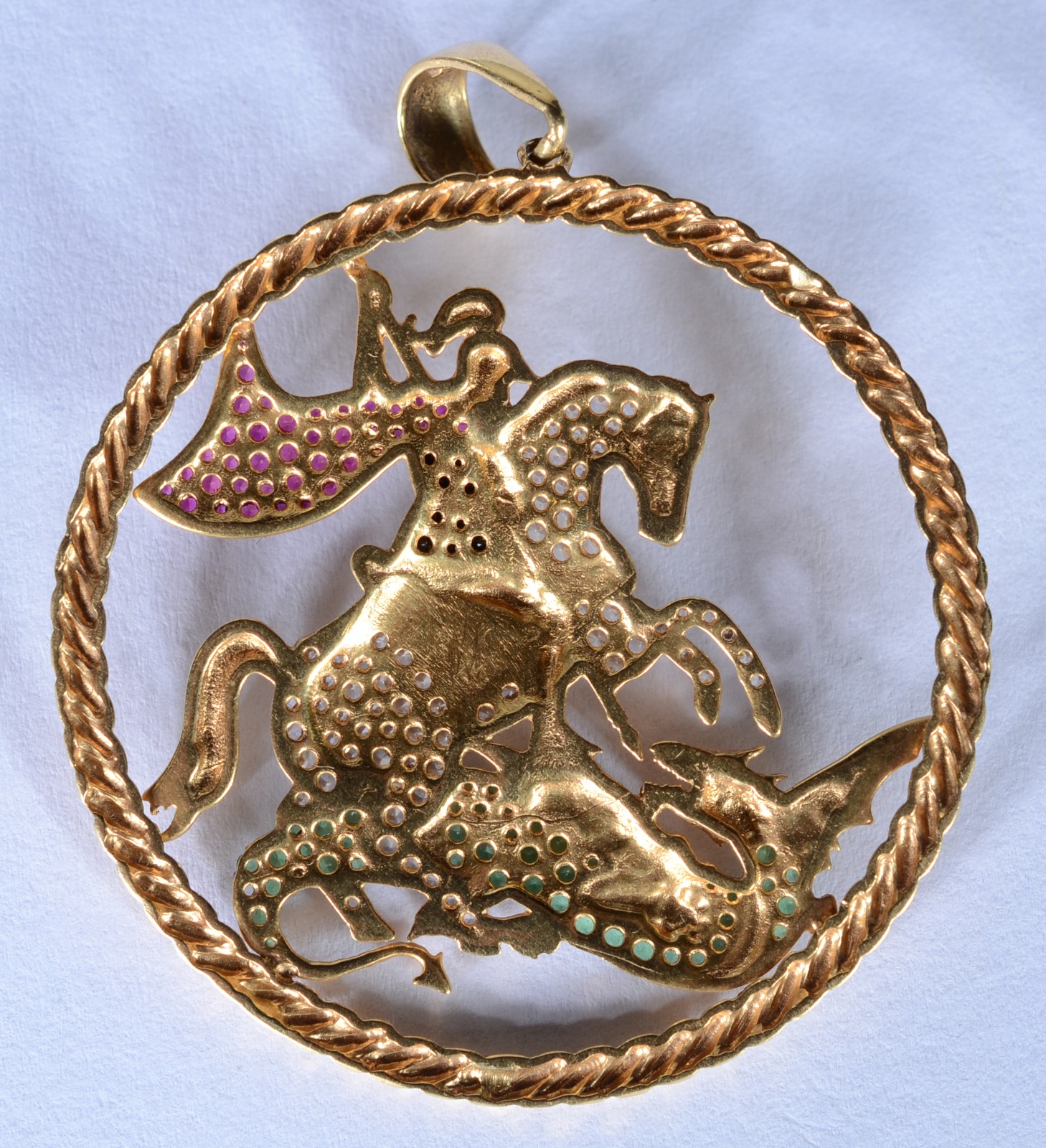 Pendente de São Jorge de ouro 18 k., contraste 750 mls cravejado com... - foto 4 de 6
