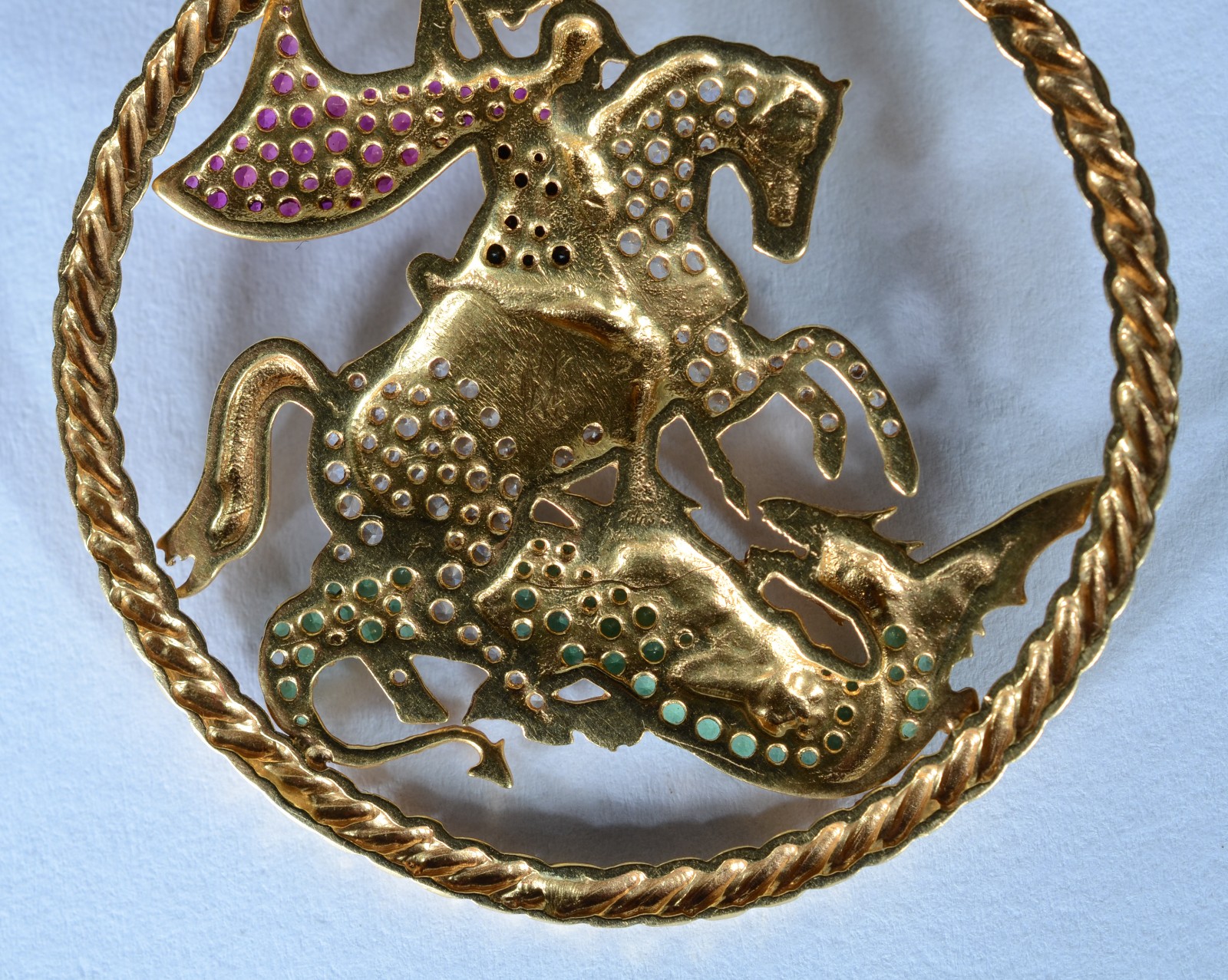 Pendente de São Jorge de ouro 18 k., contraste 750 mls cravejado com... - foto 6 de 6
