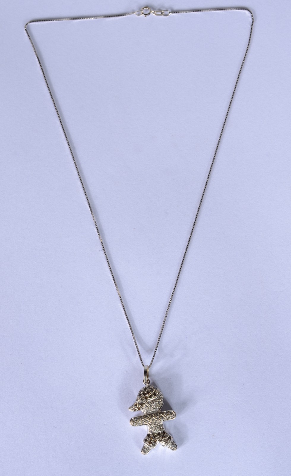 Colar de ouro branco com pendente cravejado de brilhantes. (Por... - foto 2 de 8