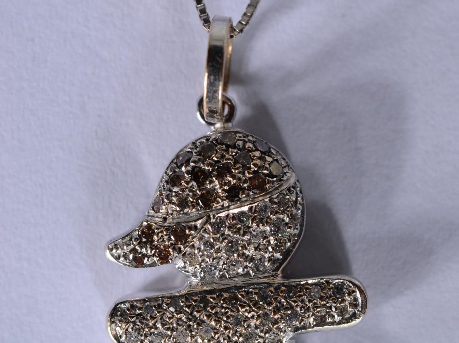 Colar de ouro branco com pendente cravejado de brilhantes. (Por... - foto 5 de 8