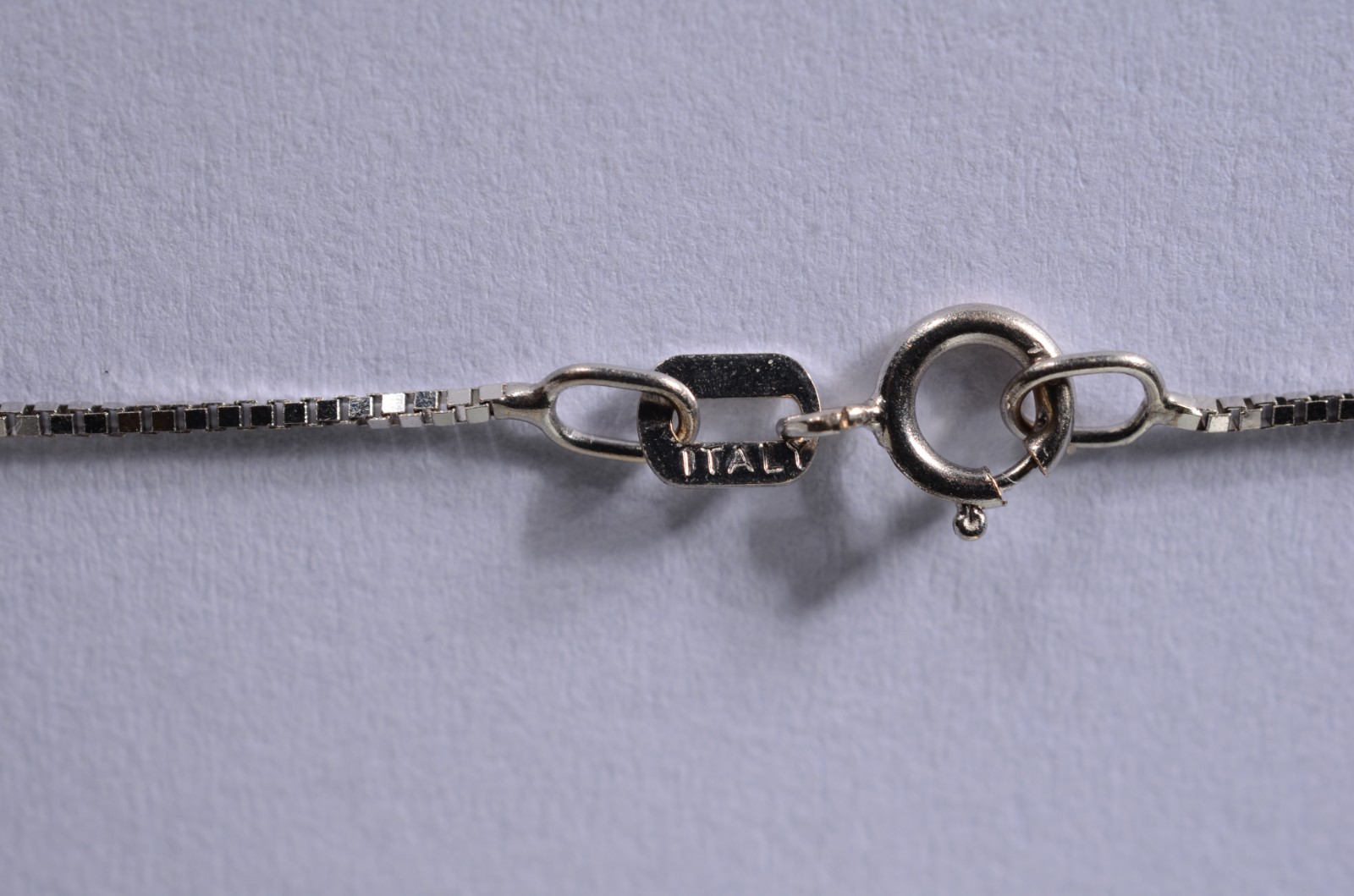Colar de ouro branco com pendente cravejado de brilhantes. (Por... - foto 6 de 8