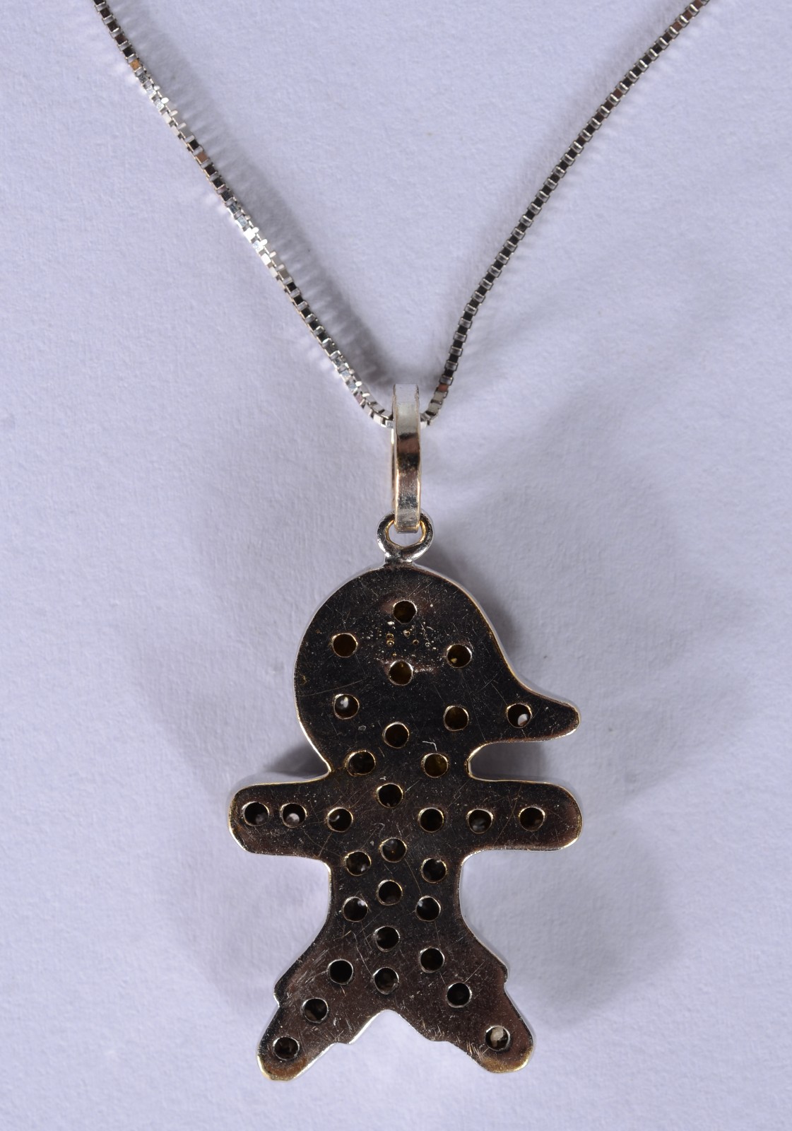 Colar de ouro branco com pendente cravejado de brilhantes. (Por... - foto 7 de 8