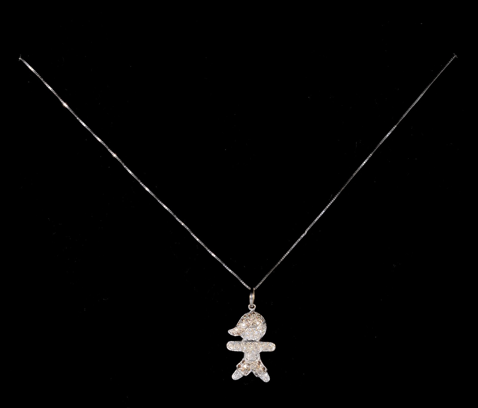 Colar de ouro branco com pendente cravejado de brilhantes. (Por... - foto 8 de 8
