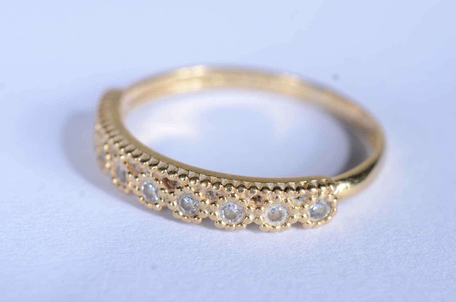 Anel de ouro 18 k., cravejado com safiras brancas, aro 15. (Por... - foto 1 de 7