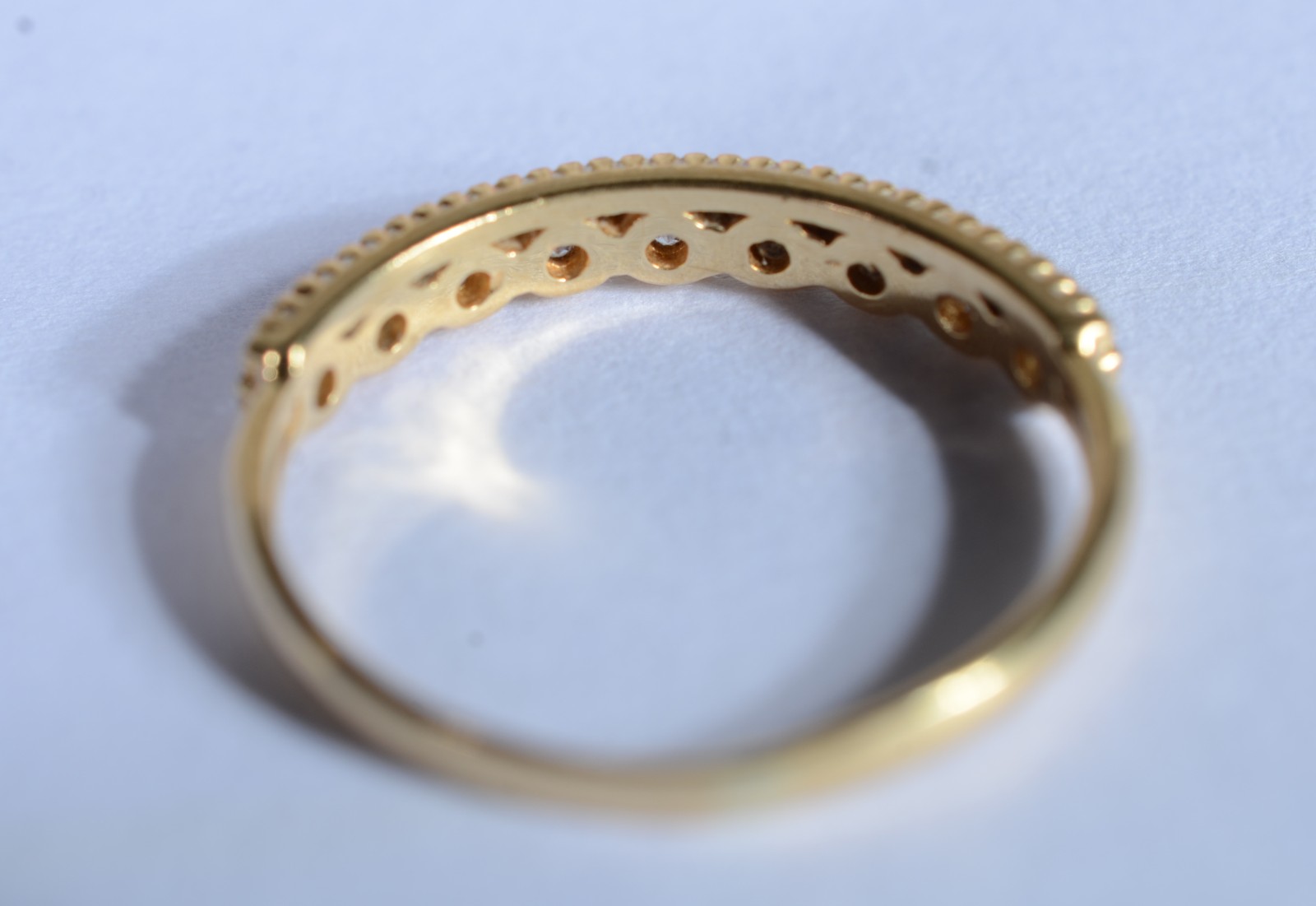 Anel de ouro 18 k., cravejado com safiras brancas, aro 15. (Por... - foto 2 de 7