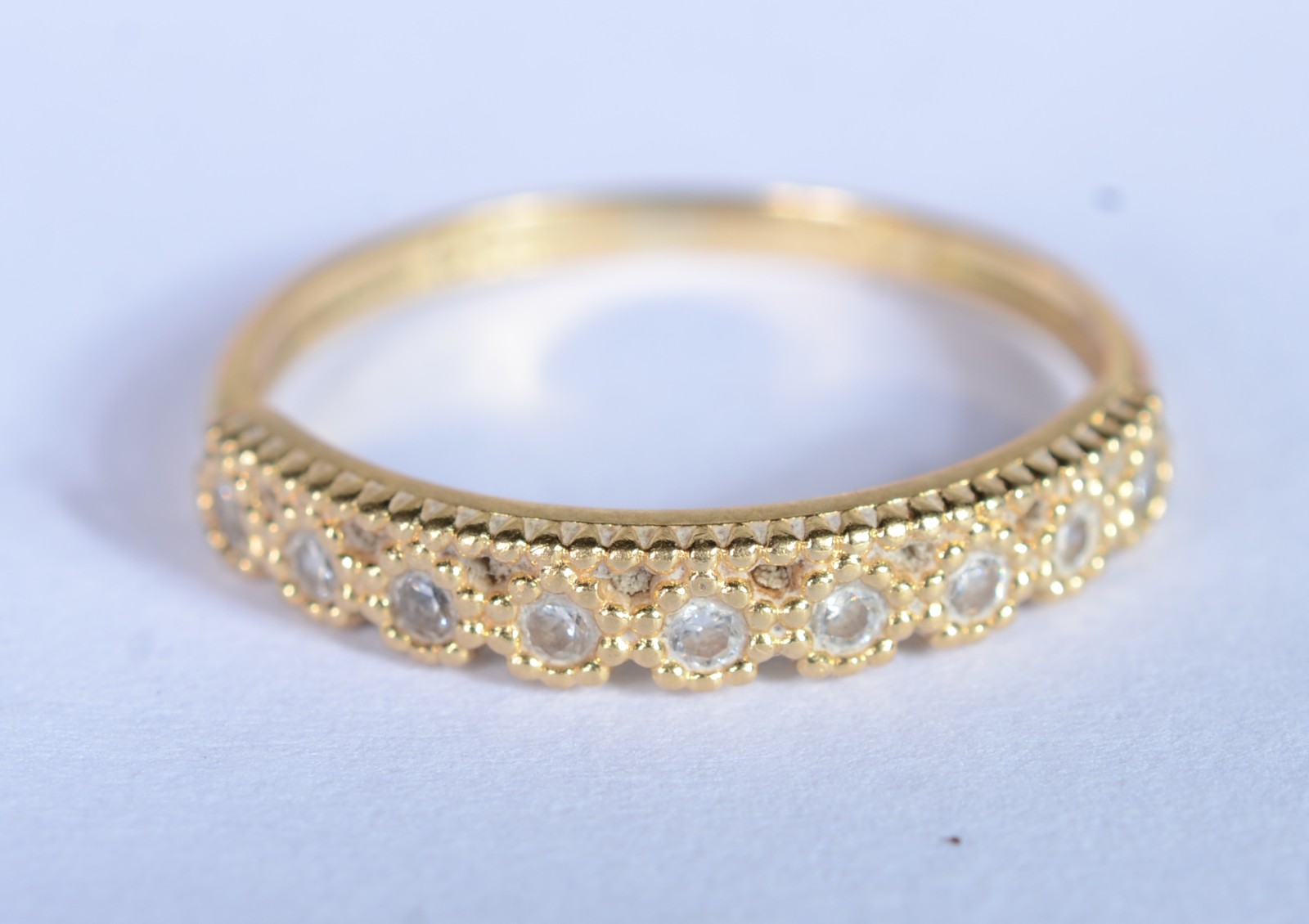 Anel de ouro 18 k., cravejado com safiras brancas, aro 15. (Por... - foto 3 de 7