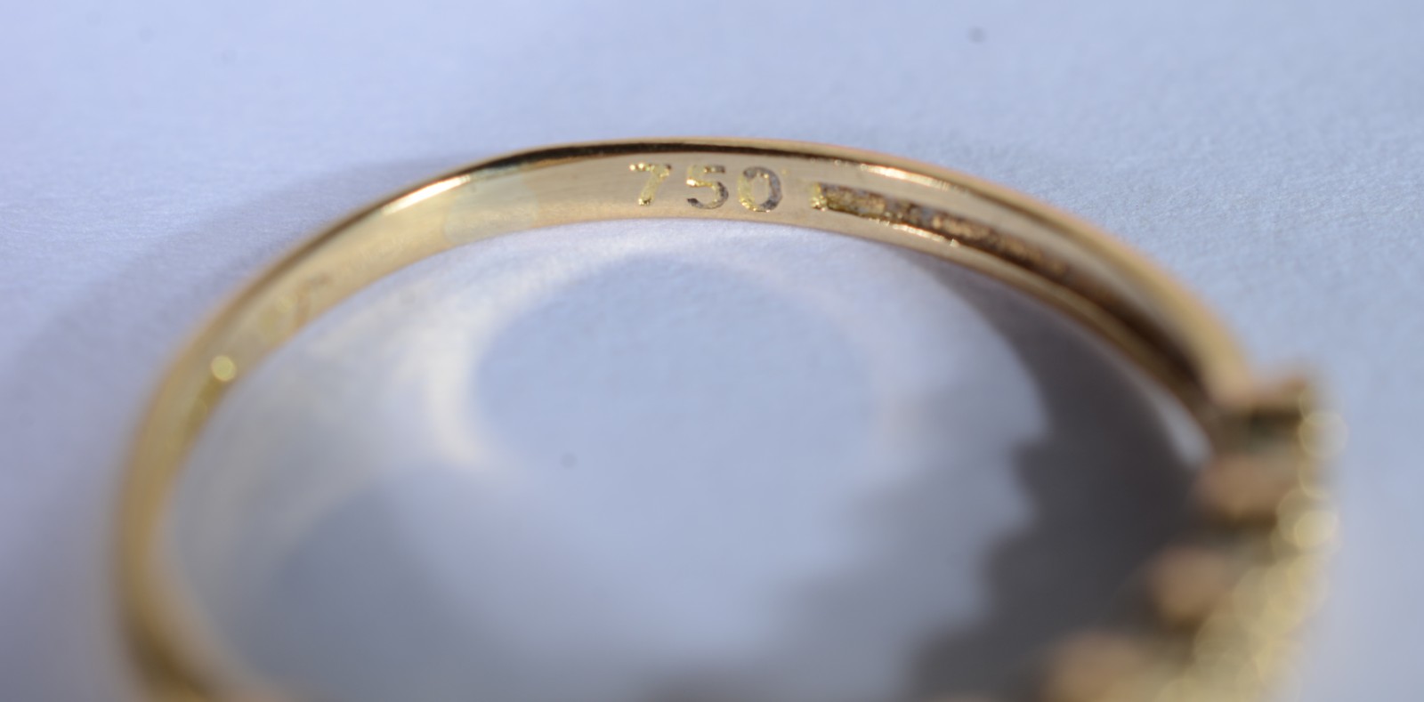 Anel de ouro 18 k., cravejado com safiras brancas, aro 15. (Por... - foto 5 de 7