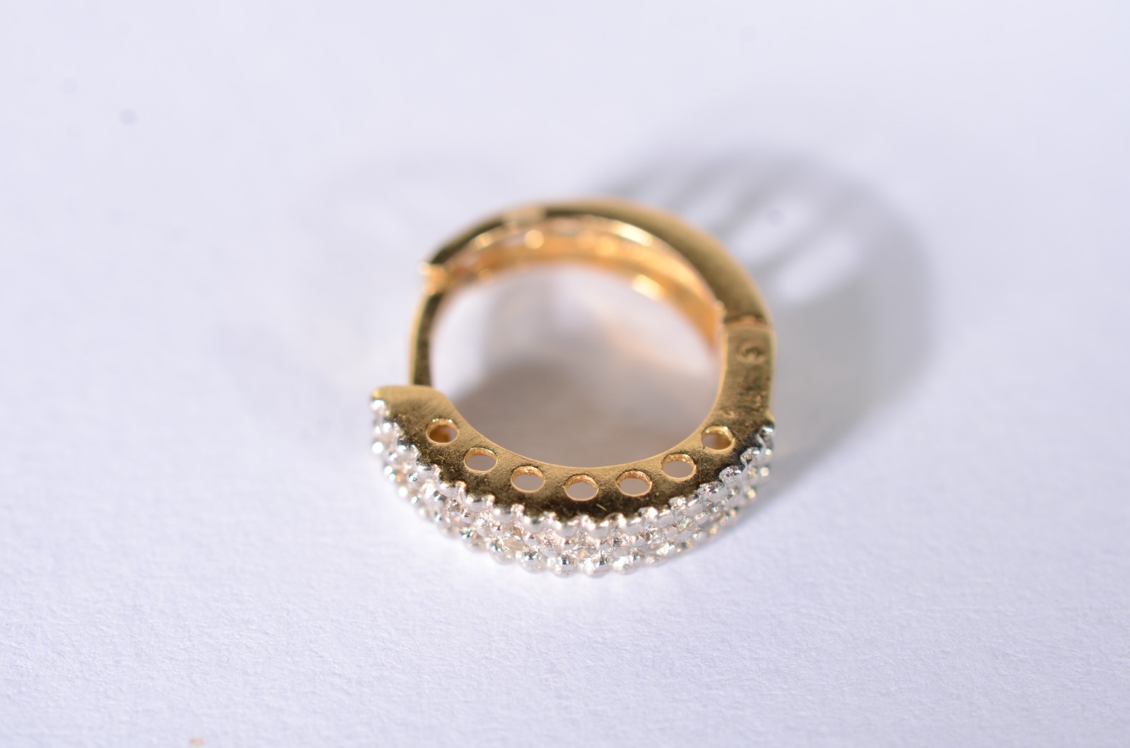 Um brinco de ouro 18 k., contraste 750 mls com safiras brancas. (Por... - foto 2 de 6
