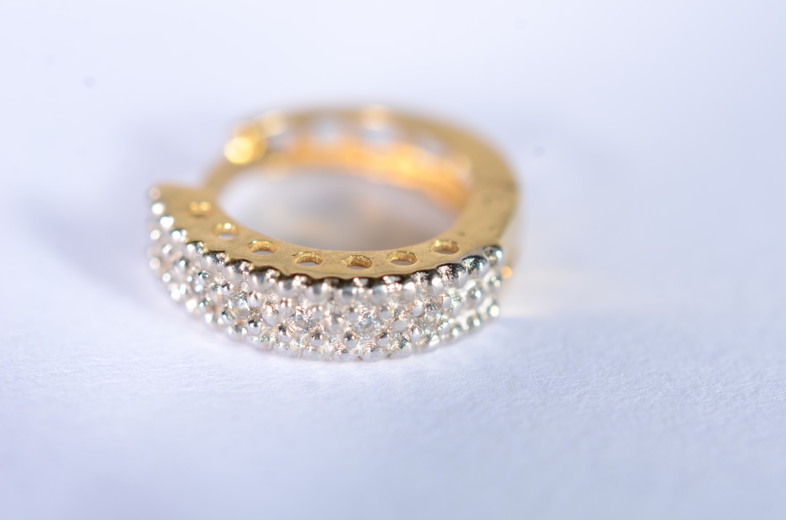 Um brinco de ouro 18 k., contraste 750 mls com safiras brancas. (Por... - foto 3 de 6