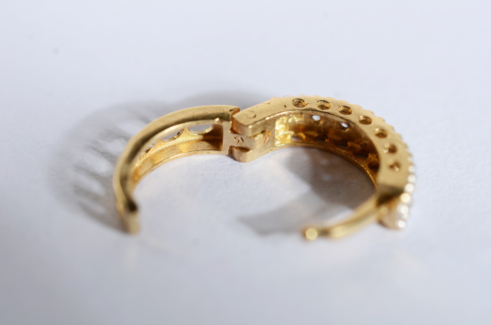 Um brinco de ouro 18 k., contraste 750 mls com safiras brancas. (Por... - foto 4 de 6