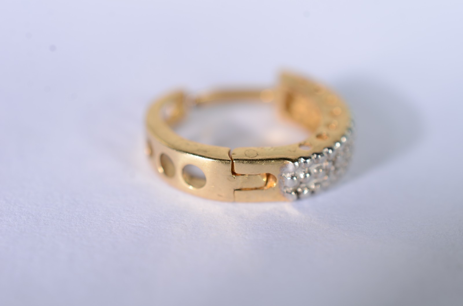 Um brinco de ouro 18 k., contraste 750 mls com safiras brancas. (Por... - foto 5 de 6
