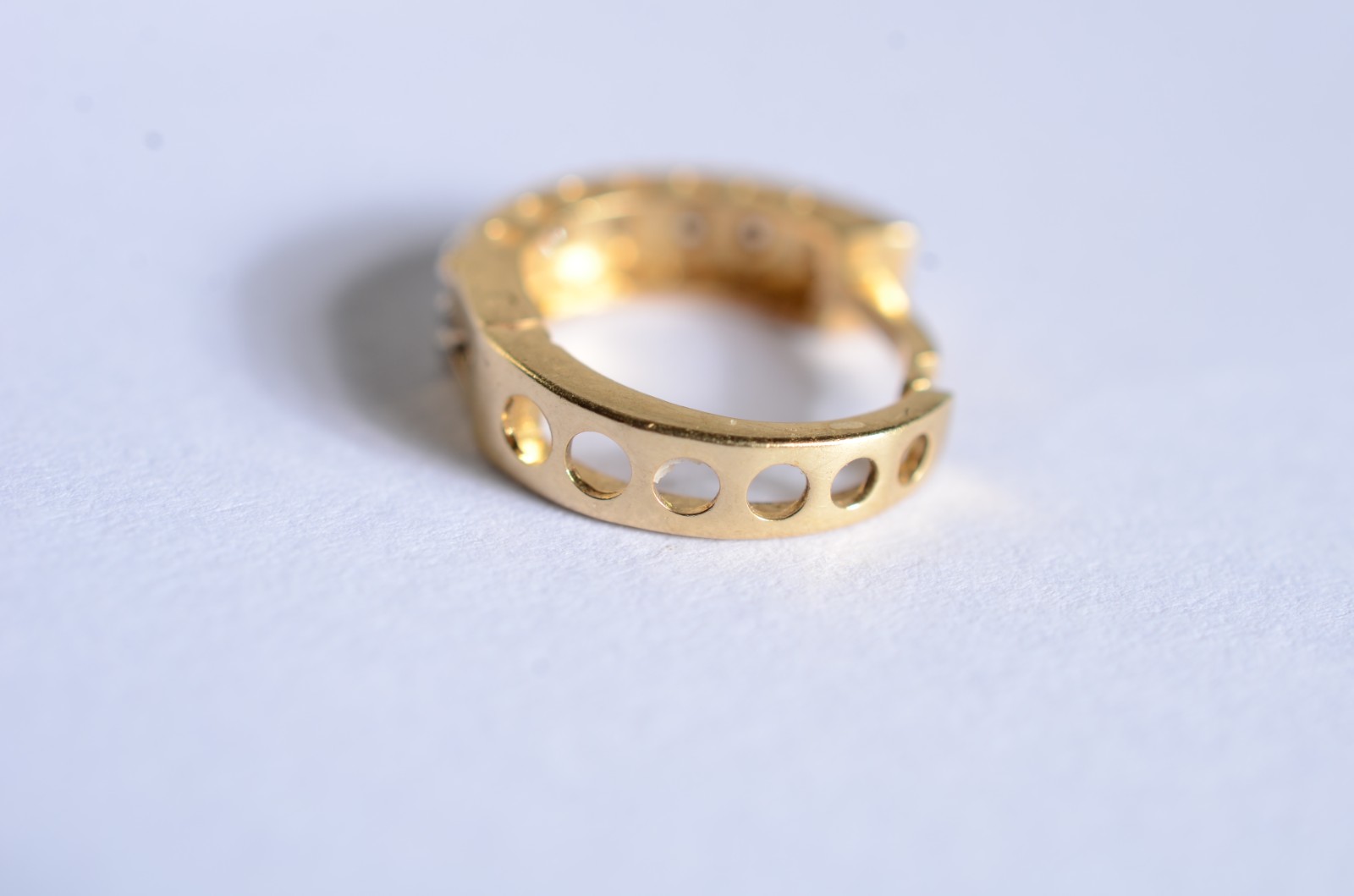 Um brinco de ouro 18 k., contraste 750 mls com safiras brancas. (Por... - foto 6 de 6