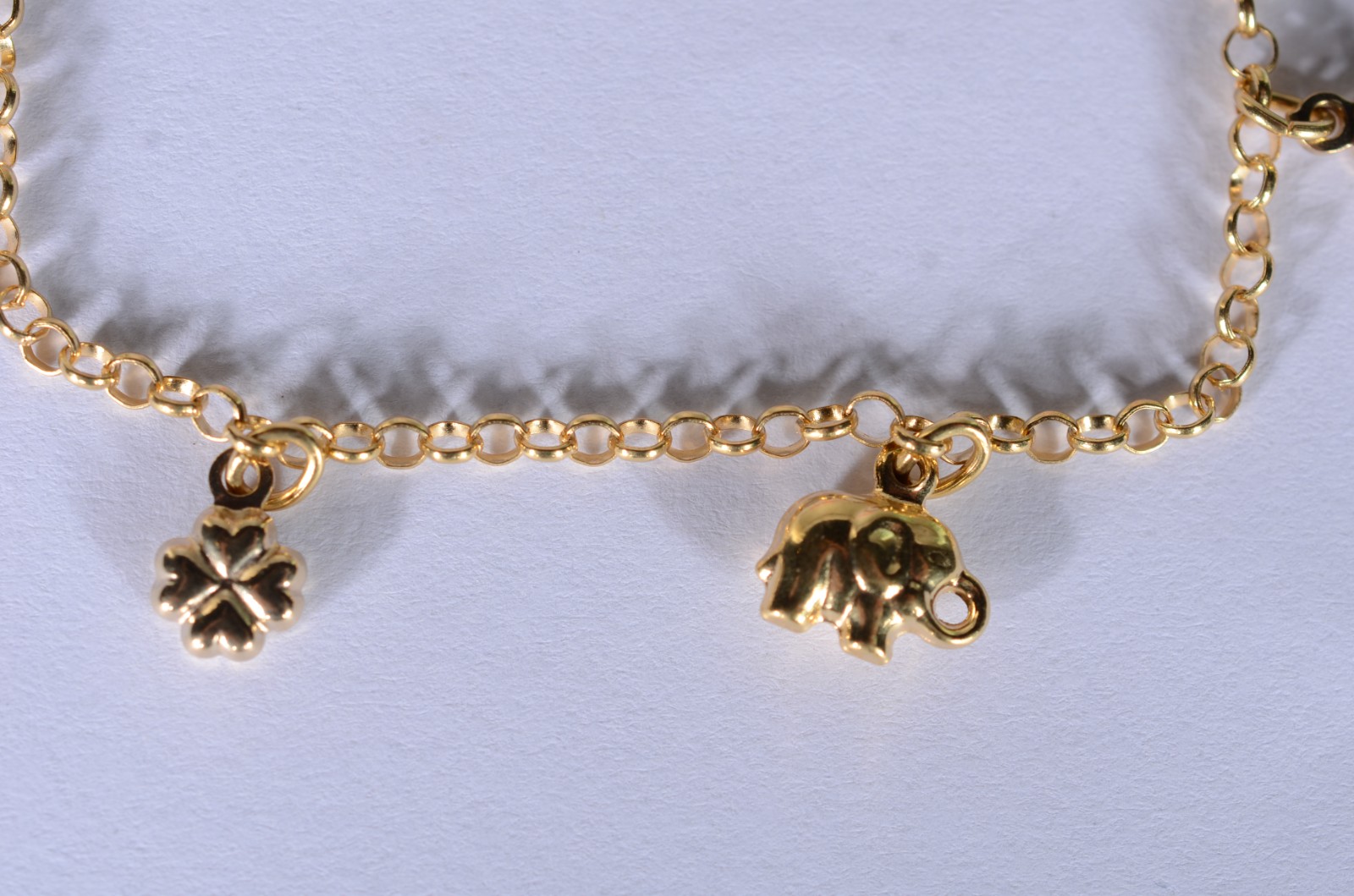 Pulseira de ouro 18 k., contraste 750 mls com trevos e elefantes... - foto 2 de 6
