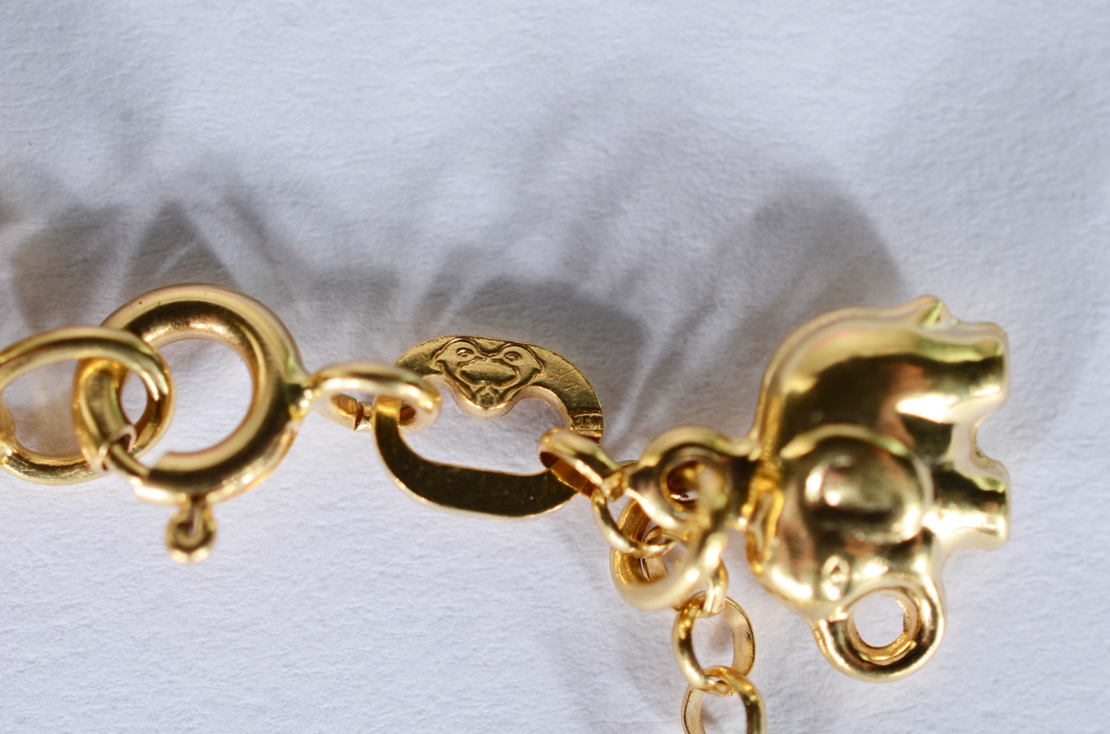 Pulseira de ouro 18 k., contraste 750 mls com trevos e elefantes... - foto 3 de 6