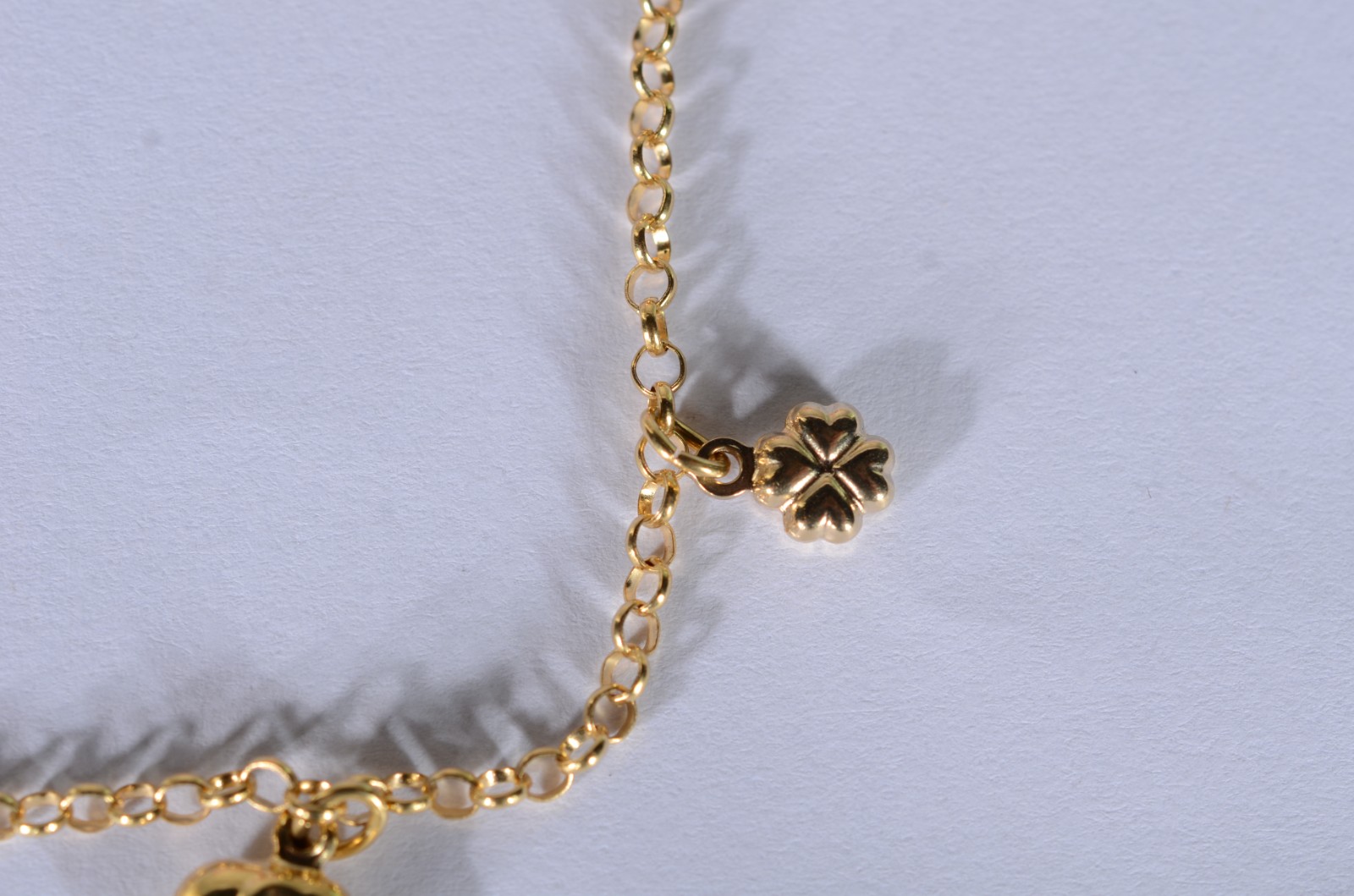 Pulseira de ouro 18 k., contraste 750 mls com trevos e elefantes... - foto 4 de 6